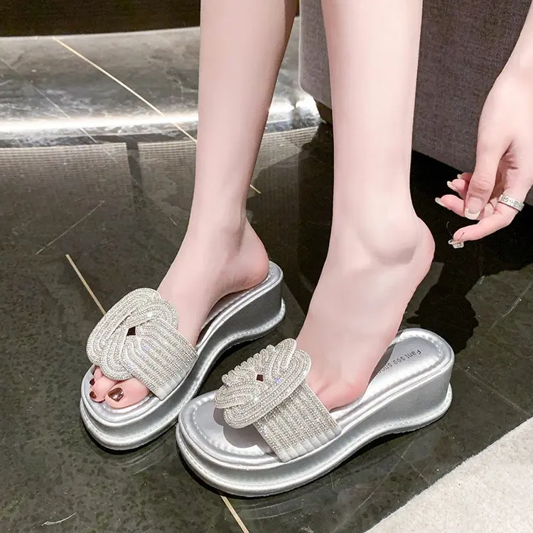 2024 Summer Thick Sole Slippers for Women Outwear Fashion Peep Toe Sandals Shining Crystal Wedge Platform Rhinestone Slippers