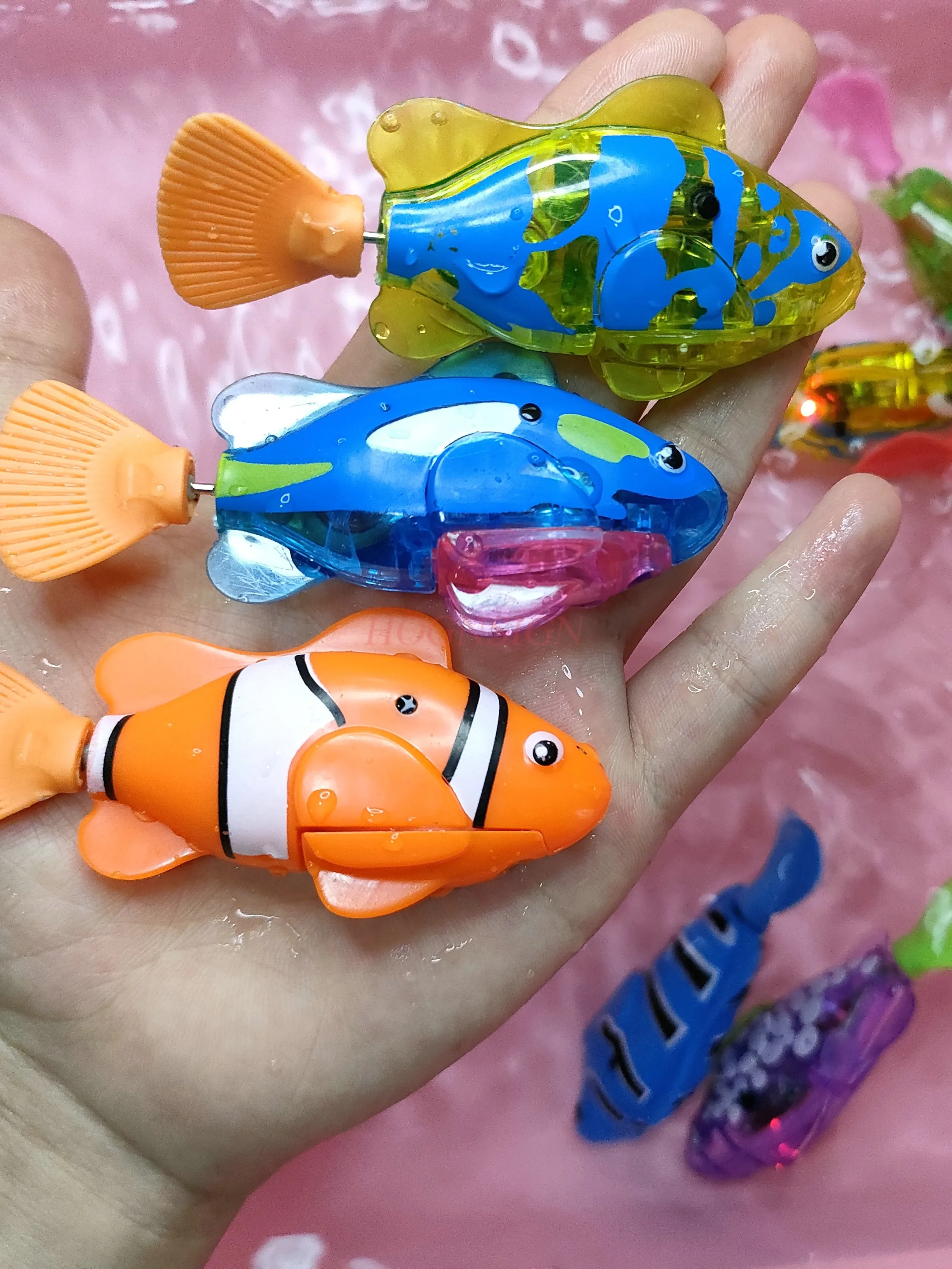 Baby Shower Glow Induction Electric Little Fish Water Fish nuoto simulazione Clown Fish Toy