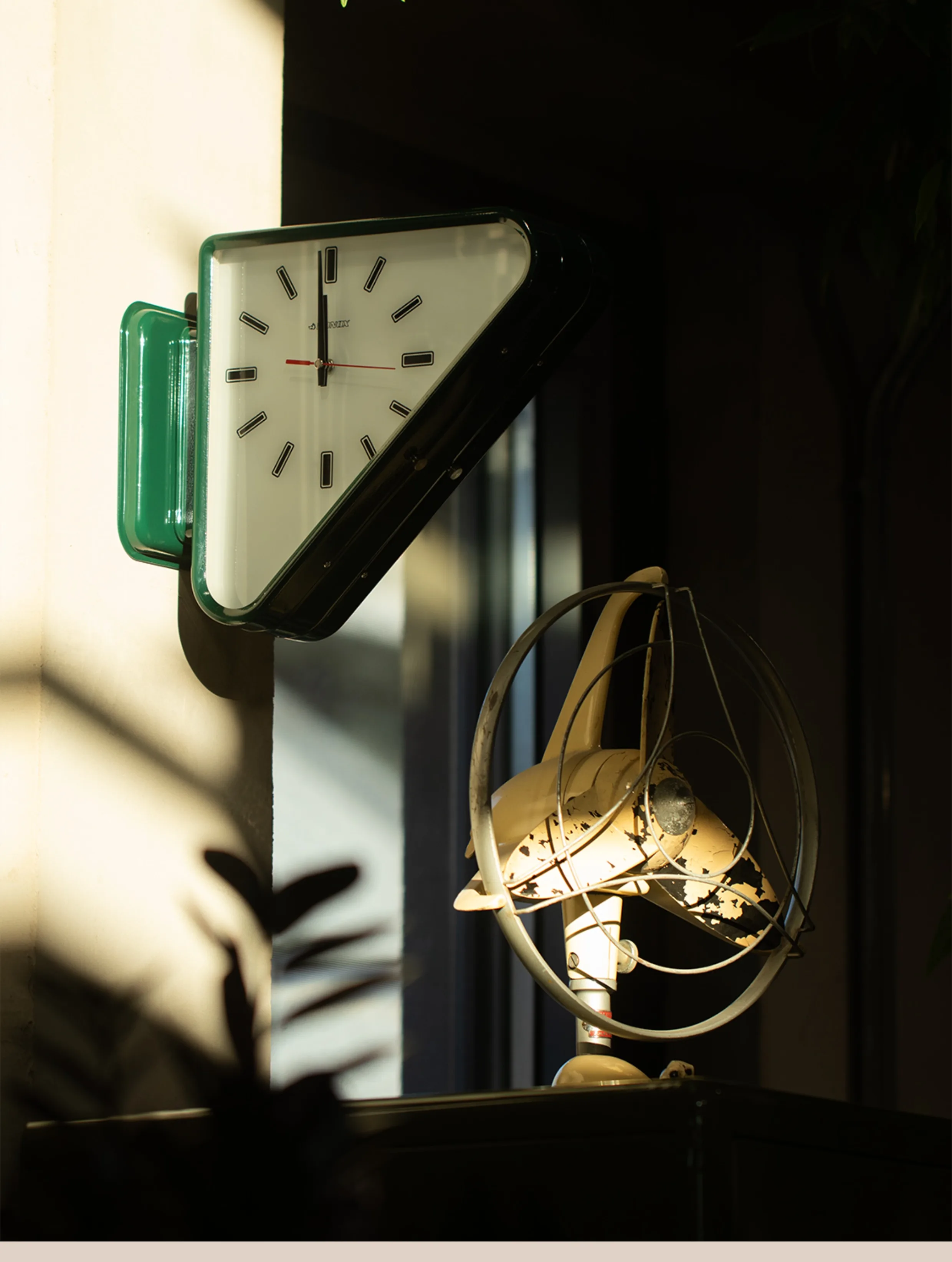 Metal Modern Wall Clocks Double-sided Triangular Wall Clock Silent Quartz Aesthetic Watches Living Room Clocks Decoration