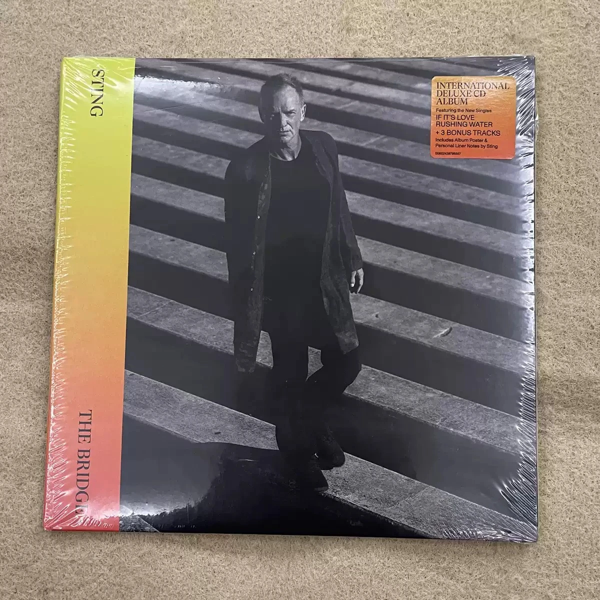 Britischer Lyric Rock Deluxe CD Schwarz-Weiß-Porträt-Fotocover Jazz Fusion Arrangement Sammler-CD mit zusätzlichen Tracks