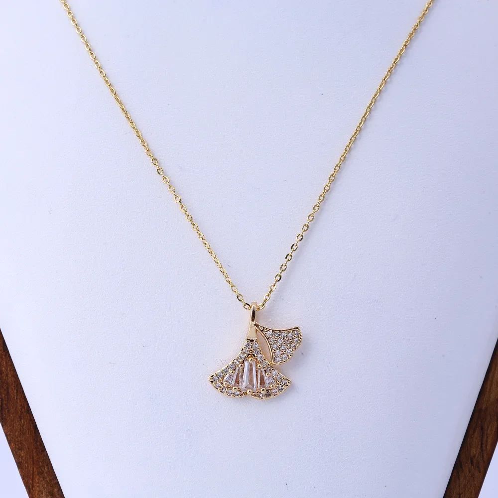 Beautiful Necklace for Women: Exquisite Fashion Design, Diamond-Encrusted with Zirconium, Ginkgo Biloba, Cold Wind Niche Collarb