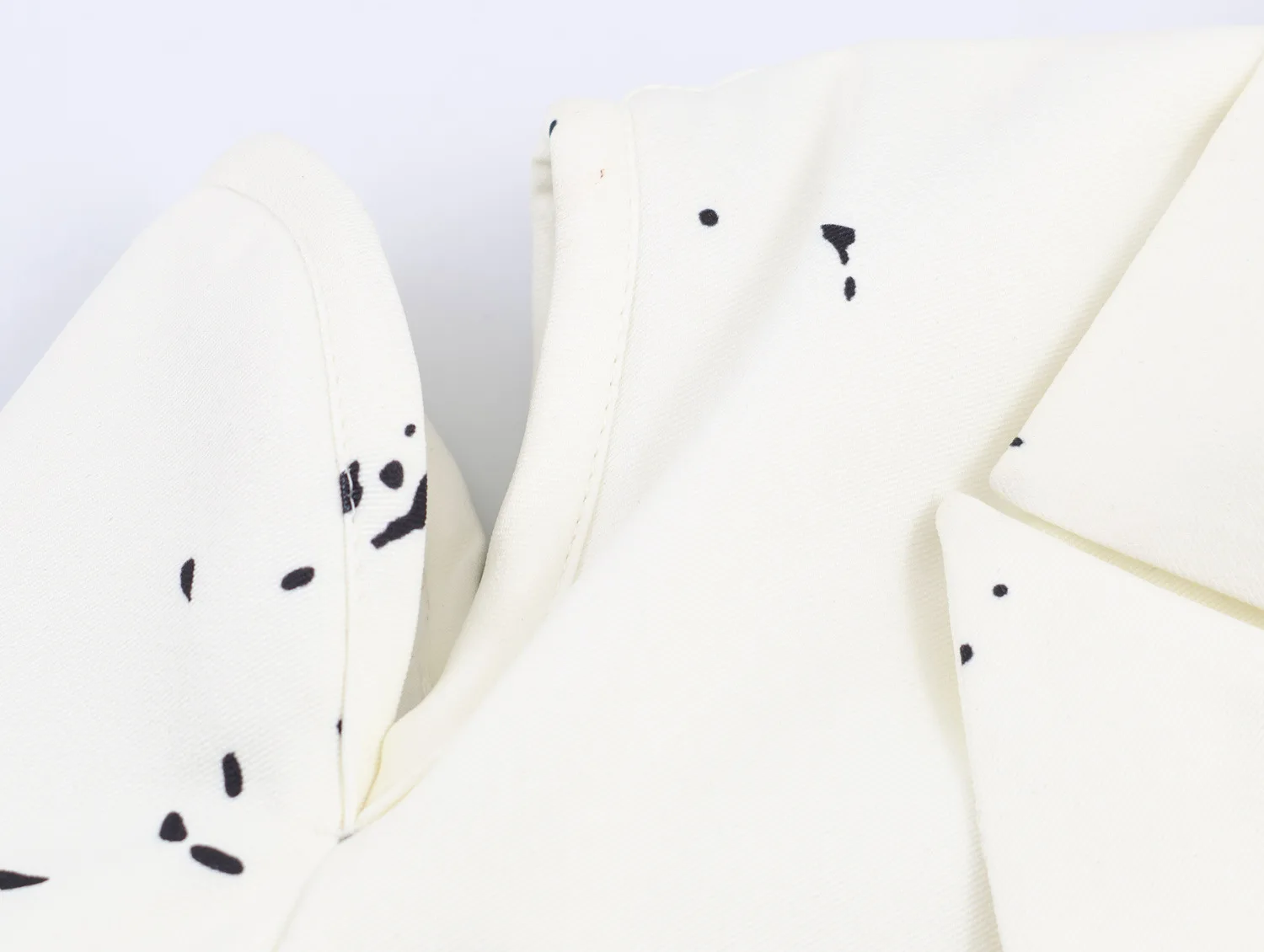 سترة عصرية جديدة لخريف 2025 عبر الحدود أوروبية وأمريكية أنيقة وطية صدر السترة مطبوعة بالحبر مكشوفة الأكتاف