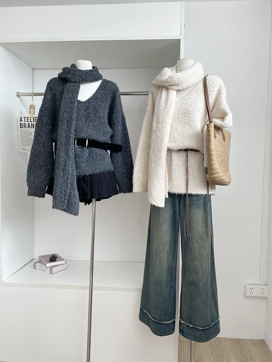 

Korean Style Lazy Loose Women's Knitted Sweater Thickened Soft V-Neck Comfortable Winter 2025 New Arrival Polyester Fiber