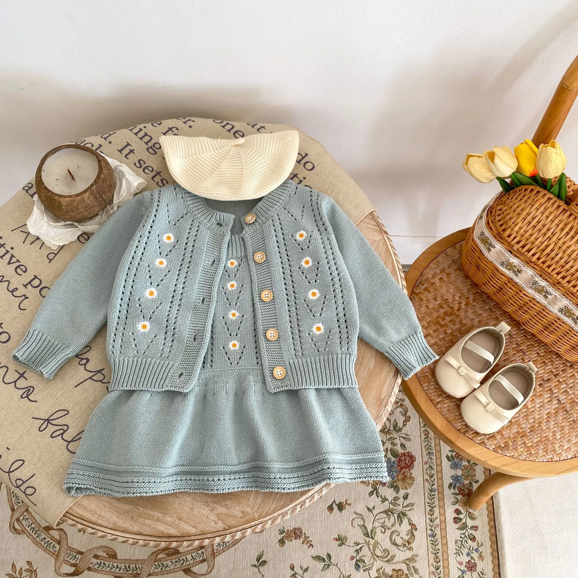 ropa-de-punto-para-bebe-otono-e-invierno-2026-abrigo-de-punto-calado-con-bordado-de-margaritas-para-nina-o-falda-con-tirantes