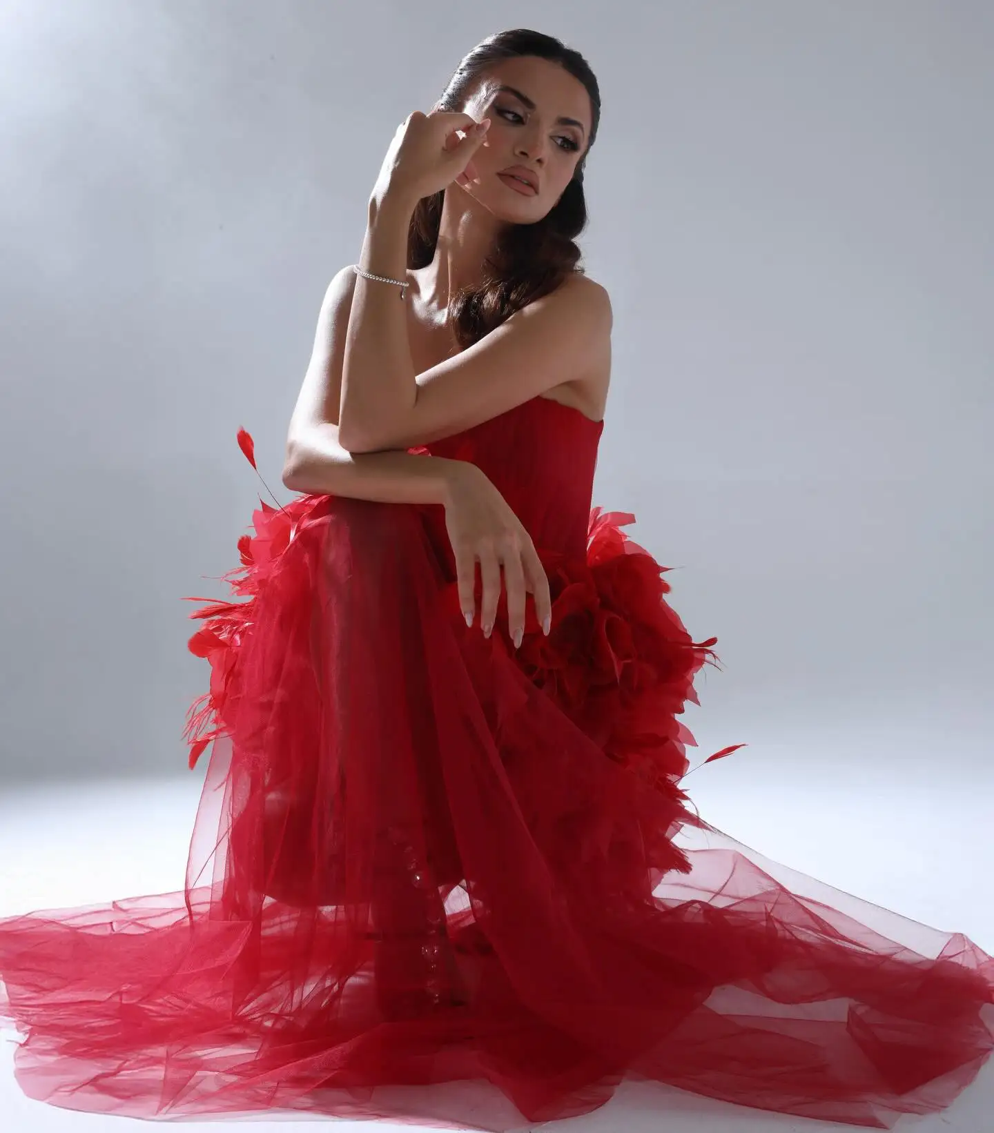 Chique plissado penas vestido de noite 2026 alta costura vestido vermelho sem alças em camadas tule vestidos de festa de casamento vestido formal de noite