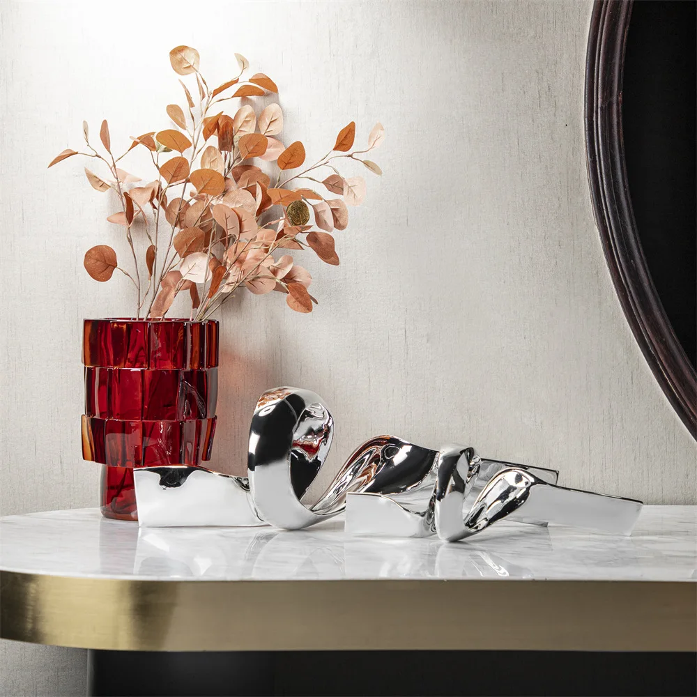 Ornamen perak berlapis putar putar