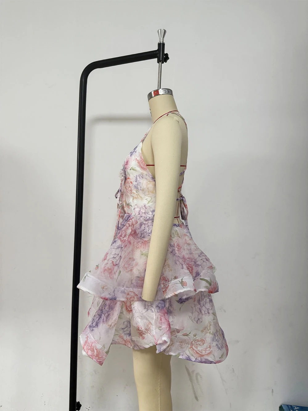 เดรสสั้นพิมพ์ลายดอกไม้แบบเปิดหลังสำหรับผู้หญิง ดีไซน์หรูหรา คอวีลึก ประดับดอกไม้ 3 มิติ สายเดี่ยว ทรงเข้ารูป ระบายชายกระโปรงทรงเอ สำหรับงานปาร์ตี้