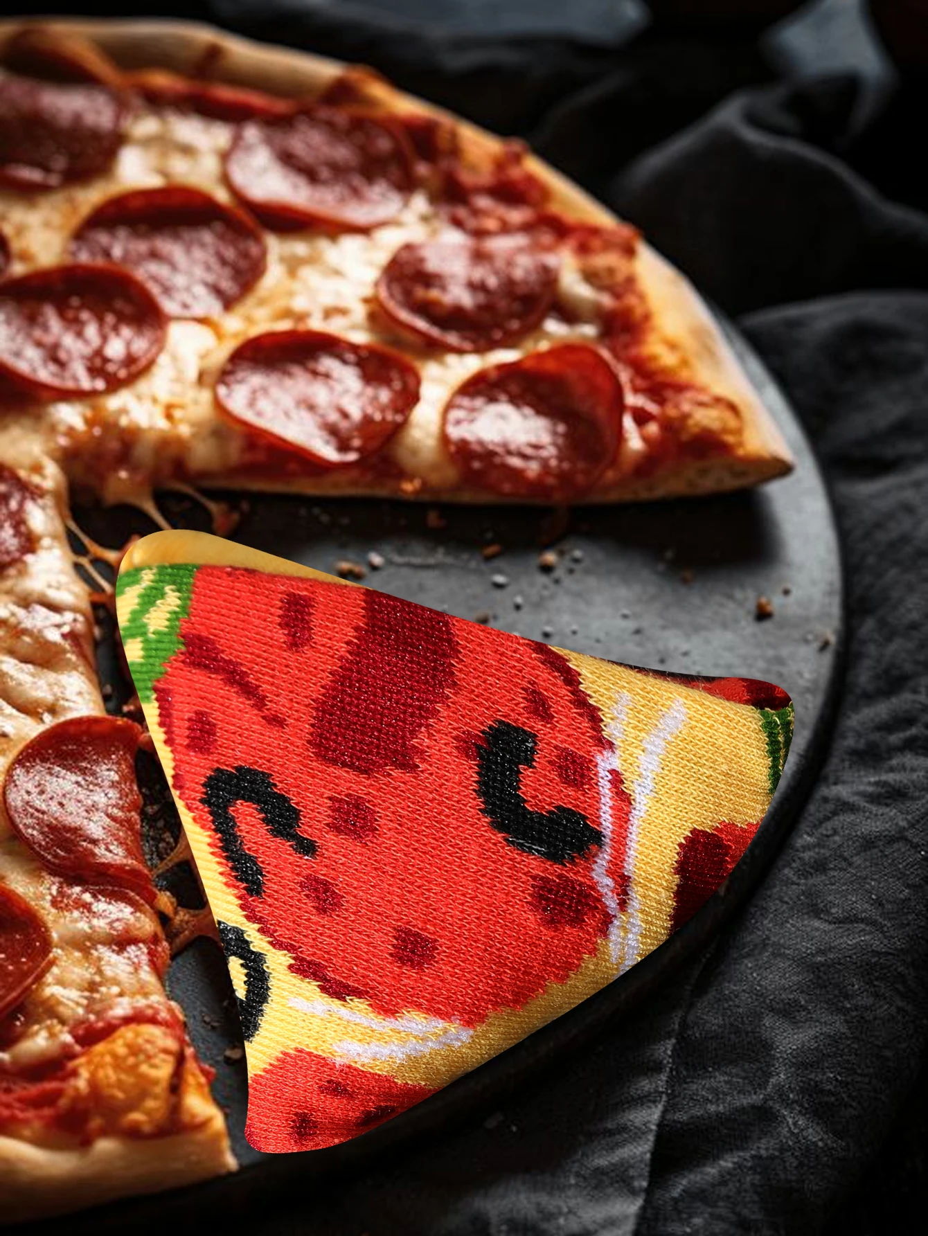 1 Pair of Unisex Trendy Pizza Print Mid-Calf Socks, Creatively Packaged in a Triangular Pizza Gift Box, Featuring Quirky Food Designs That Are Eye-Catching and Unique. Suitable for Multiple Scenarios, Including Commuting, Fitness, and Gatherings, and Can Be Worn in All Seasons. Suitable as Creative Gifts for Christmas/Halloween/Valentine's Day, the Unique Food Patterns Create Street-Style Outfits, and Are Full of Fun and Clever Ideas for Personal Use/Gifts/Daily Wear.