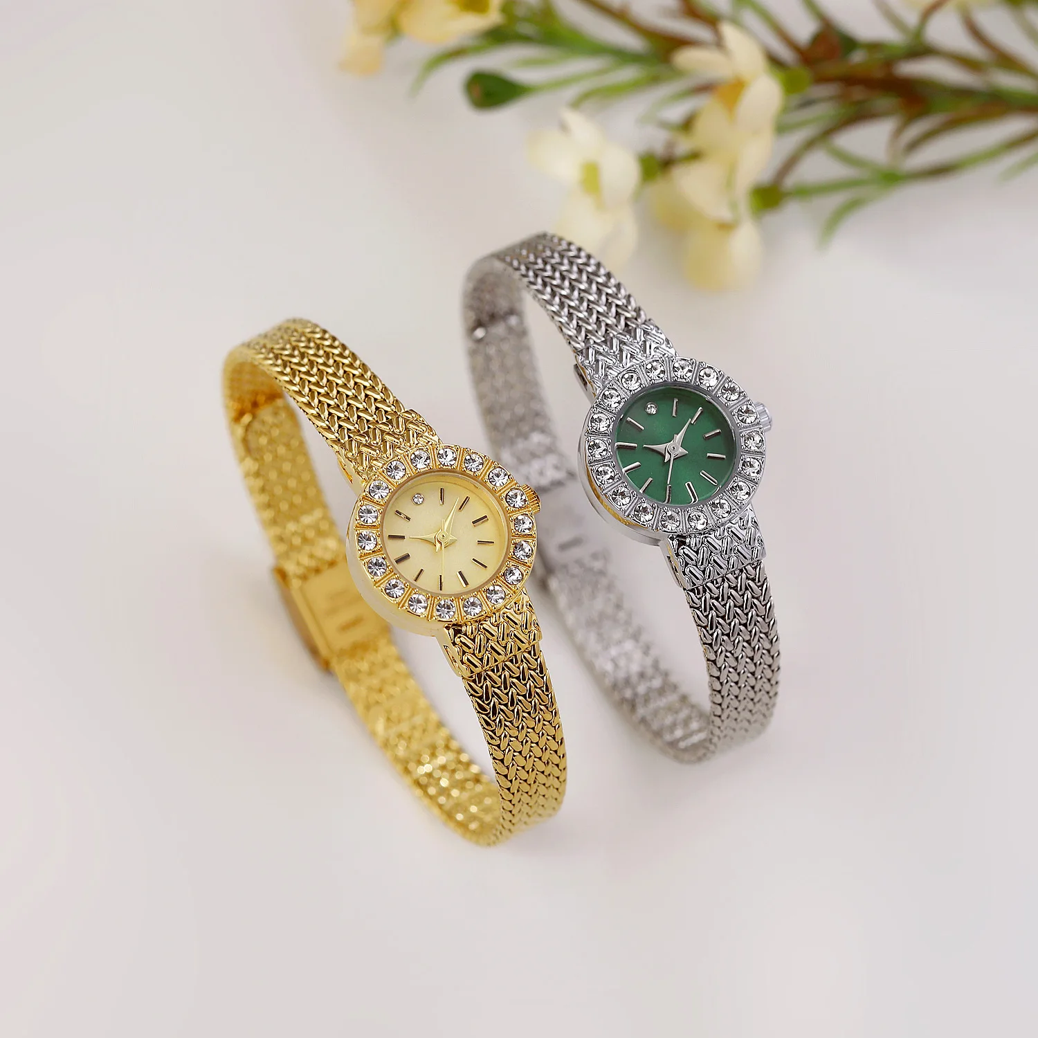 Orologio da polso da donna vintage Orologio da donna con temperamento di lusso Cinturino a forma di grano Orologio al quarzo da donna con quadrante circolare con diamanti