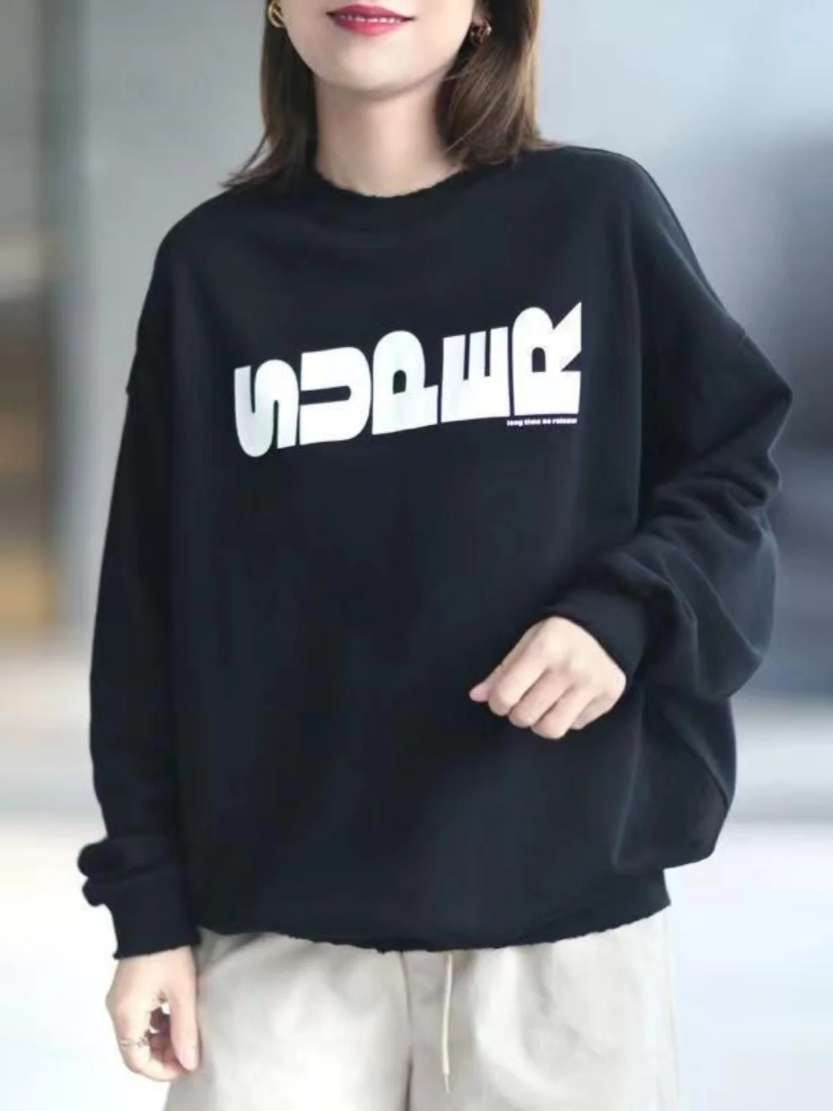 

Утепленный женский свитшот свободного кроя в корейском стиле с круглым вырезом и длинными рукавами – зимняя модная новинка