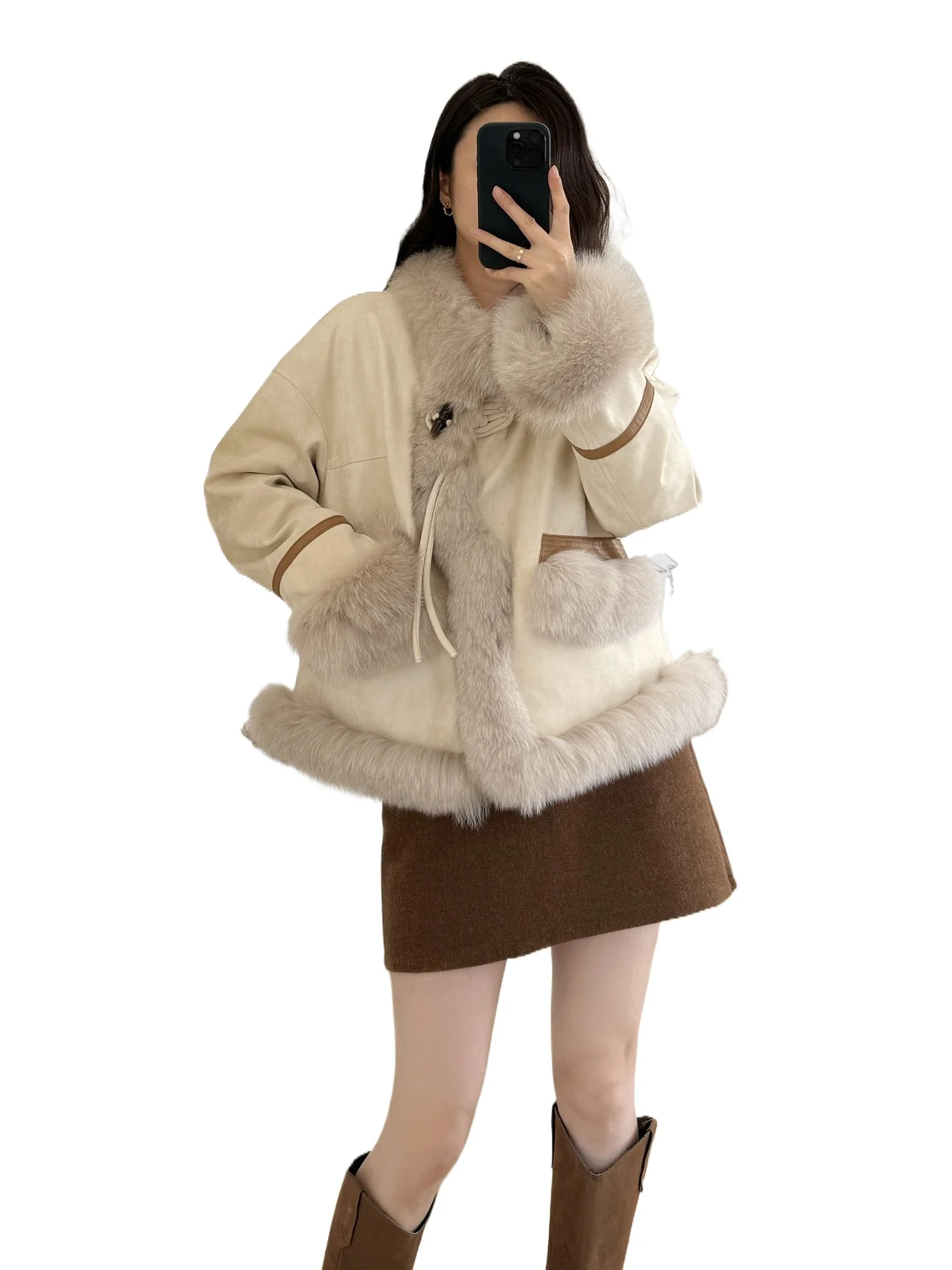 

Floating light Berlin 2025 winter new temperament horn buckle fox fur jacket women's white goose down jacket tide