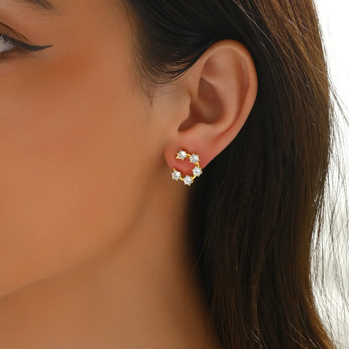 

Fresh and sweet golden circular morganite stud earrings. The design makes your face appear smaller. LMR025