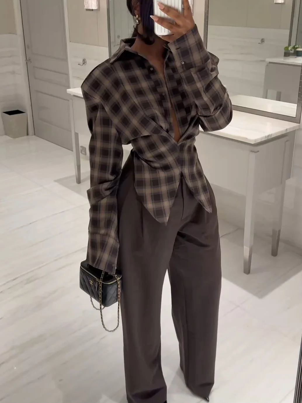 

Сексуальная клетчатая рубашка с глубоким вырезом, женская повседневная облегающая плиссированная рубашка с длинными рукавами, модный осенний женский топ в стиле ретро 2025 года.