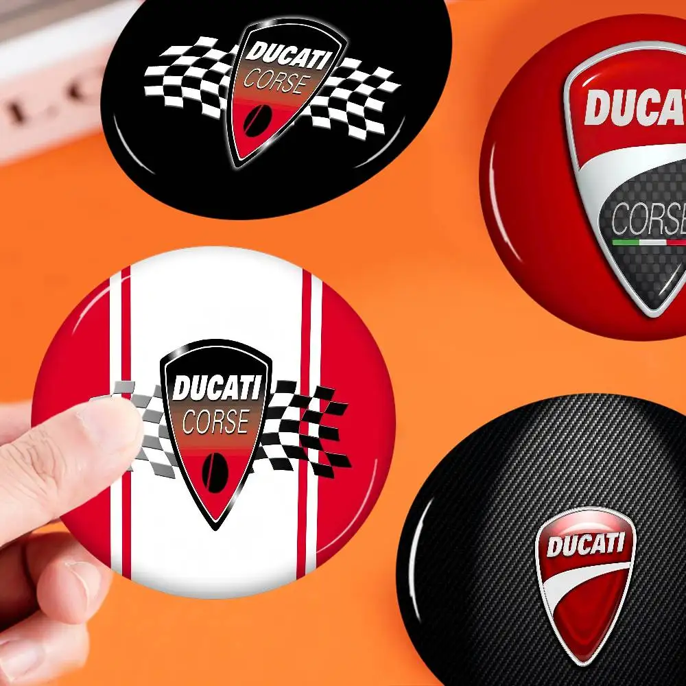 Ducati Motorrad LOGO 58mm Nette Anime Figur Icon Abzeichen Handgemachte Weißblech Brosche Für Rucksack Kleidung Brust Ornament Geschenke