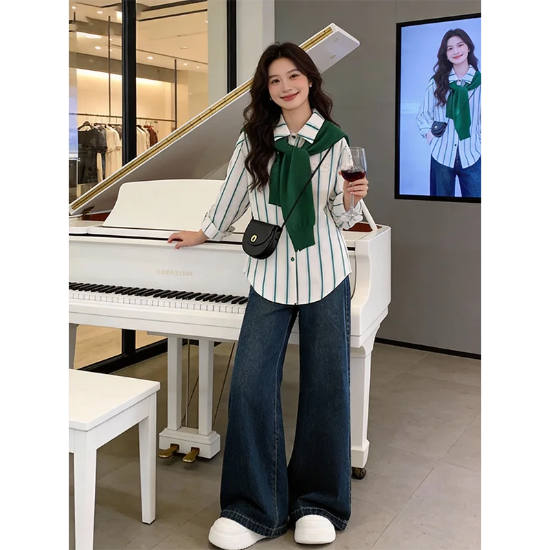 

Женский комплект из двух предметов: блузка с воротником и длинными рукавами в полоску и прямые джинсы с расклешенными штанинами, весенний дизайн