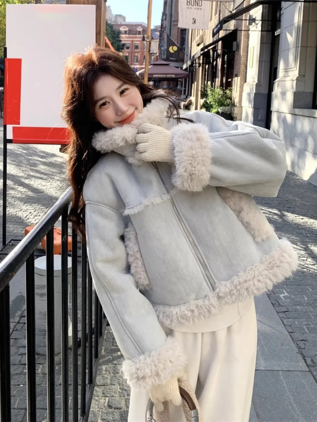 Morbido ort eepskin Jaet Cappotto invernale da donna Abbigliamento da moto di piccole dimensioni Pelliccia blu pastello e pelle intercate