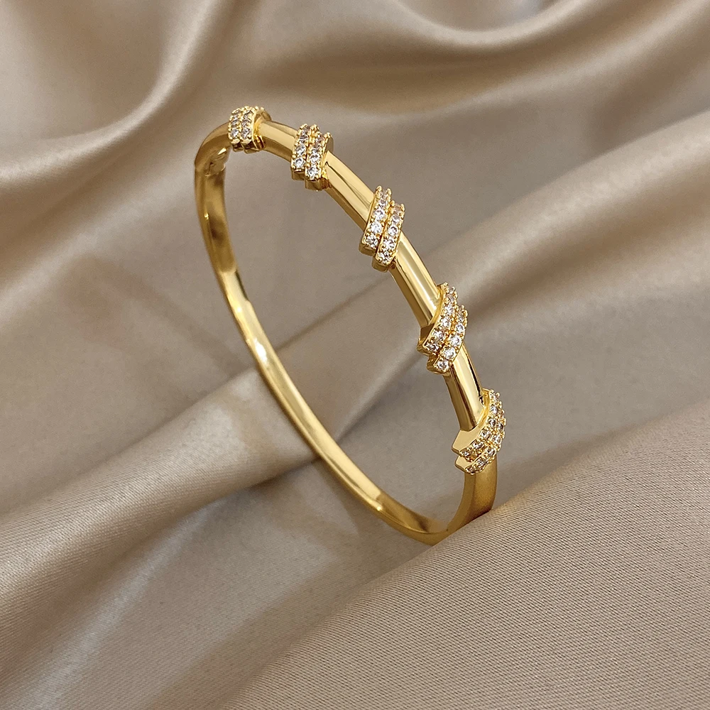 Freetry أنيقة الزركون الفولاذ المقاوم للصدأ الكفة سوار المرأة بسيطة هندسية الملتوية مطلية بالذهب الربيع الإسورة مجوهرات مقاومة للماء