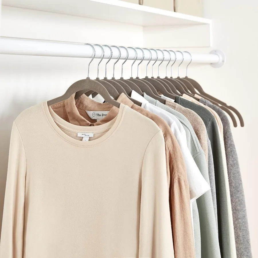 شماعات ملابس قميص مخملية رفيعة غير قابلة للانزلاق لتنظيم خزانة الملابس باللون الرمادي والفضي، عبوة من 30 تصميمًا موفرًا للمساحة، مثالية f #2
