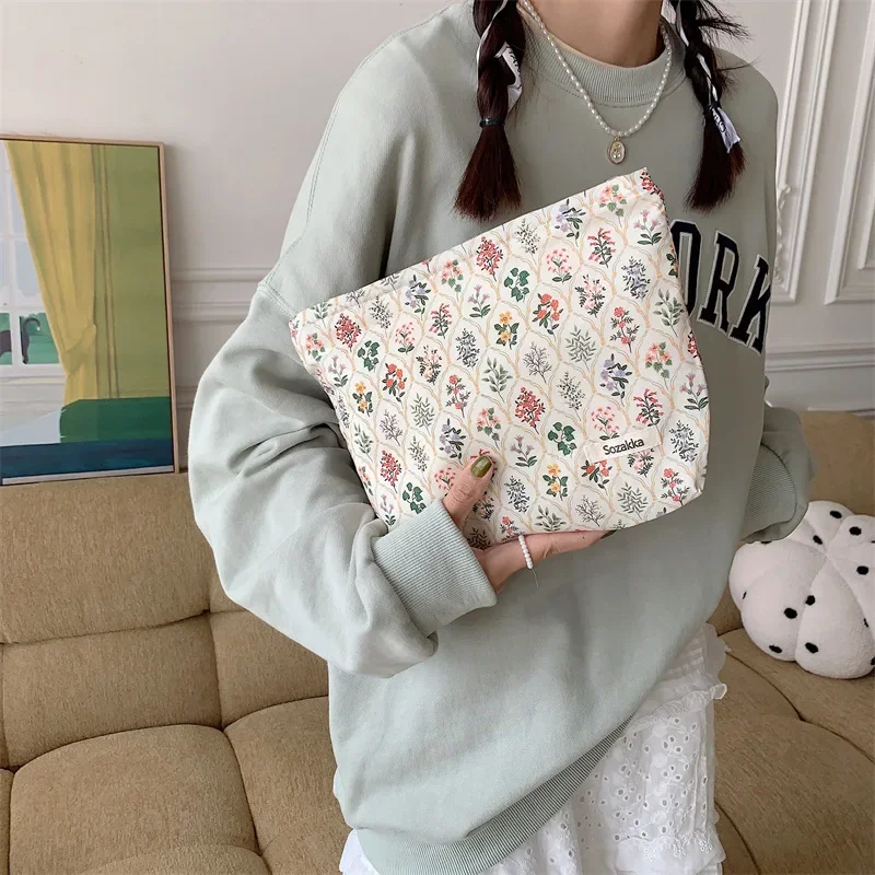 Vintage Flower Women\'s Cosmetic Bag Love Heart Ladies Portable Clutch Purse Handbags Female Daily Lipstick Makeup Storage Bags