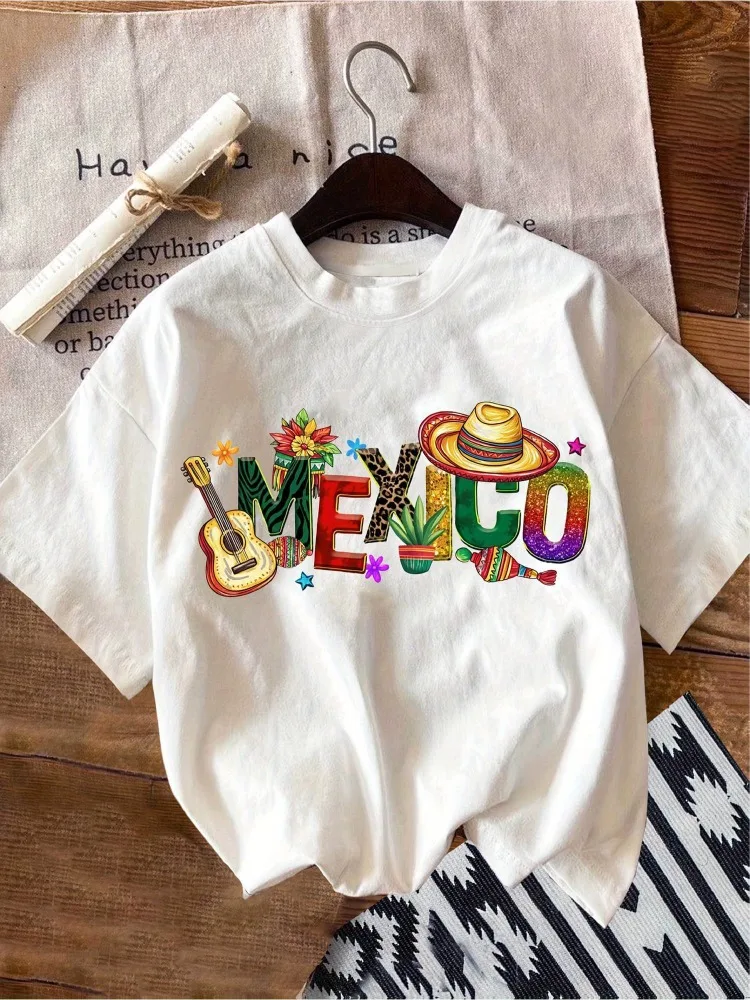 

Женская футболка мексиканской тематики. Повседневный топ с мексиканскими узорами, буквами, цветами и дизайном шляпы Мариачи. Мягкая повседневная рубашка.