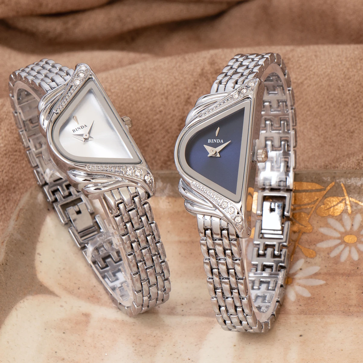 Binda 2025 Reloj de cuarzo con esfera mínima azul y caja plateada para mujer, resistente al agua hasta 30 m, regalo elegante con caja y ajustador de correa