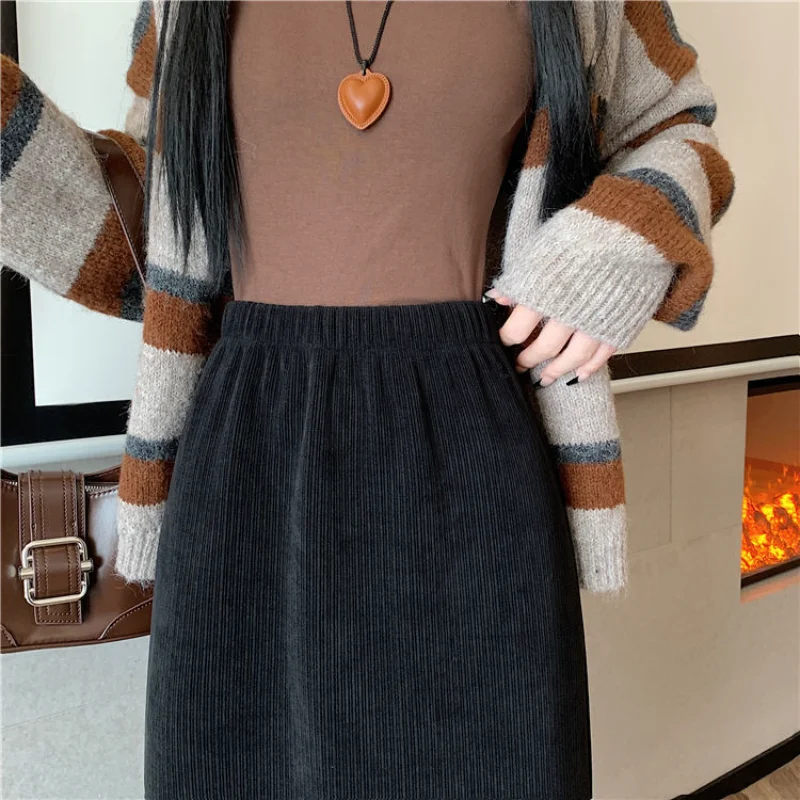 All Match corduroy en fluwelen afslankende halve rok met hoge taille en split herfst en winter heup knuffelen A-lijn elegante rok