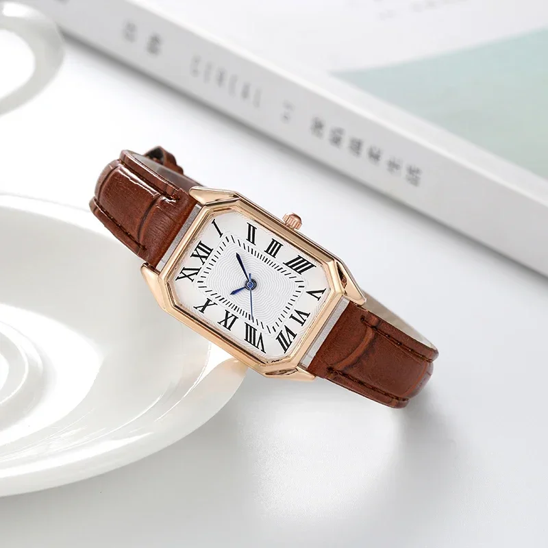 นาฬิกาควอทซ์ญี่ปุ่นสำหรับผู้หญิงอ่านตัวเลขอารบิกง่ายหน้าปัดเรียบง่ายสายหนัง PU สีลูกกวาด
