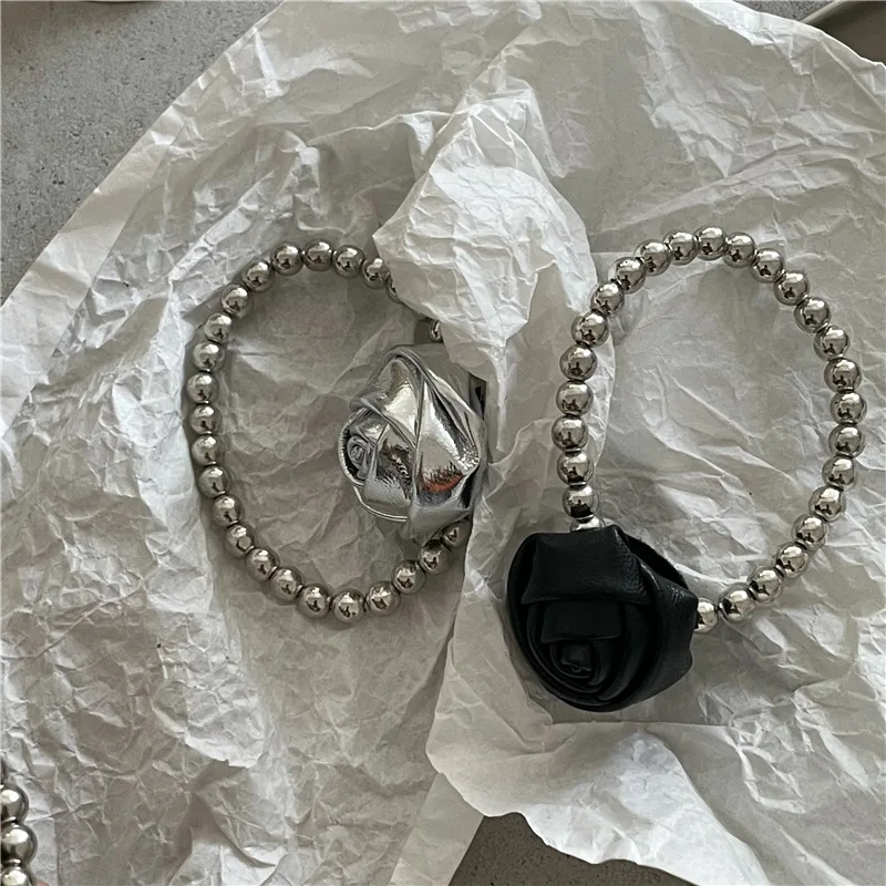 ربطة شعر عصرية لامعة من جلد البولي يوريثان على شكل برعم وردي للنساء مع ربطة شعر مرنة مخصصة من الخرز الفضي