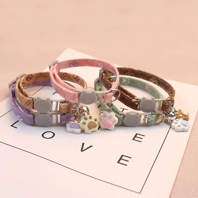 Collier pour animaux coloré avec clochette et empreintes pattes_voghion.com