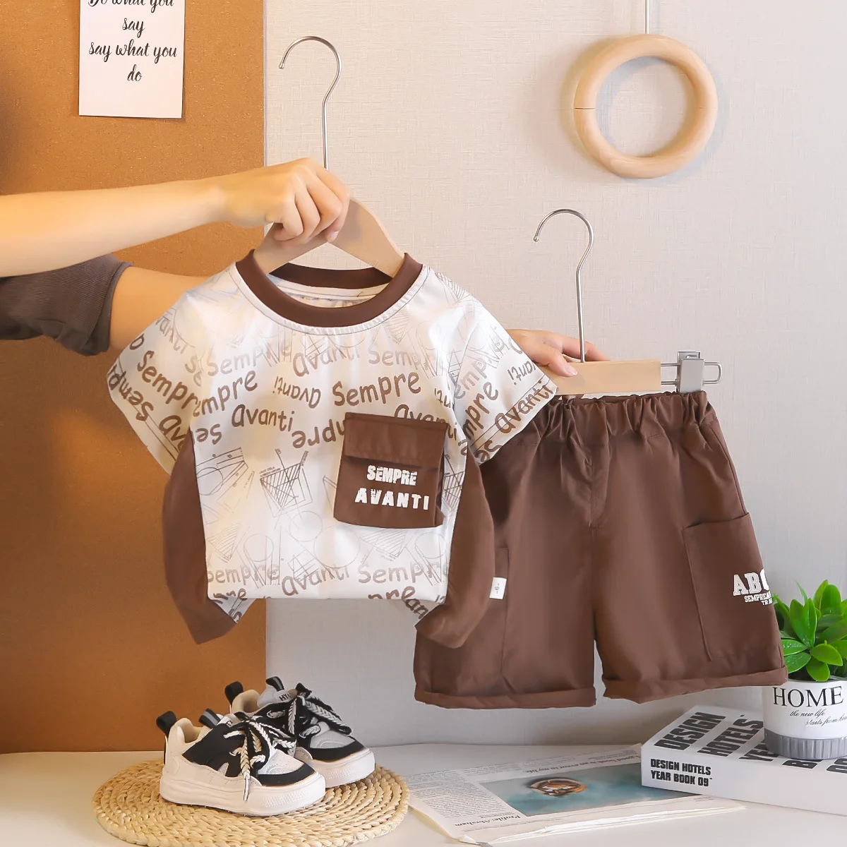 

Комплект одежды для мальчика: Новинка 2026 года, корейский повседневный стиль, футболка с буквенным принтом и карманами, шорты карго, детская одежда для малышей