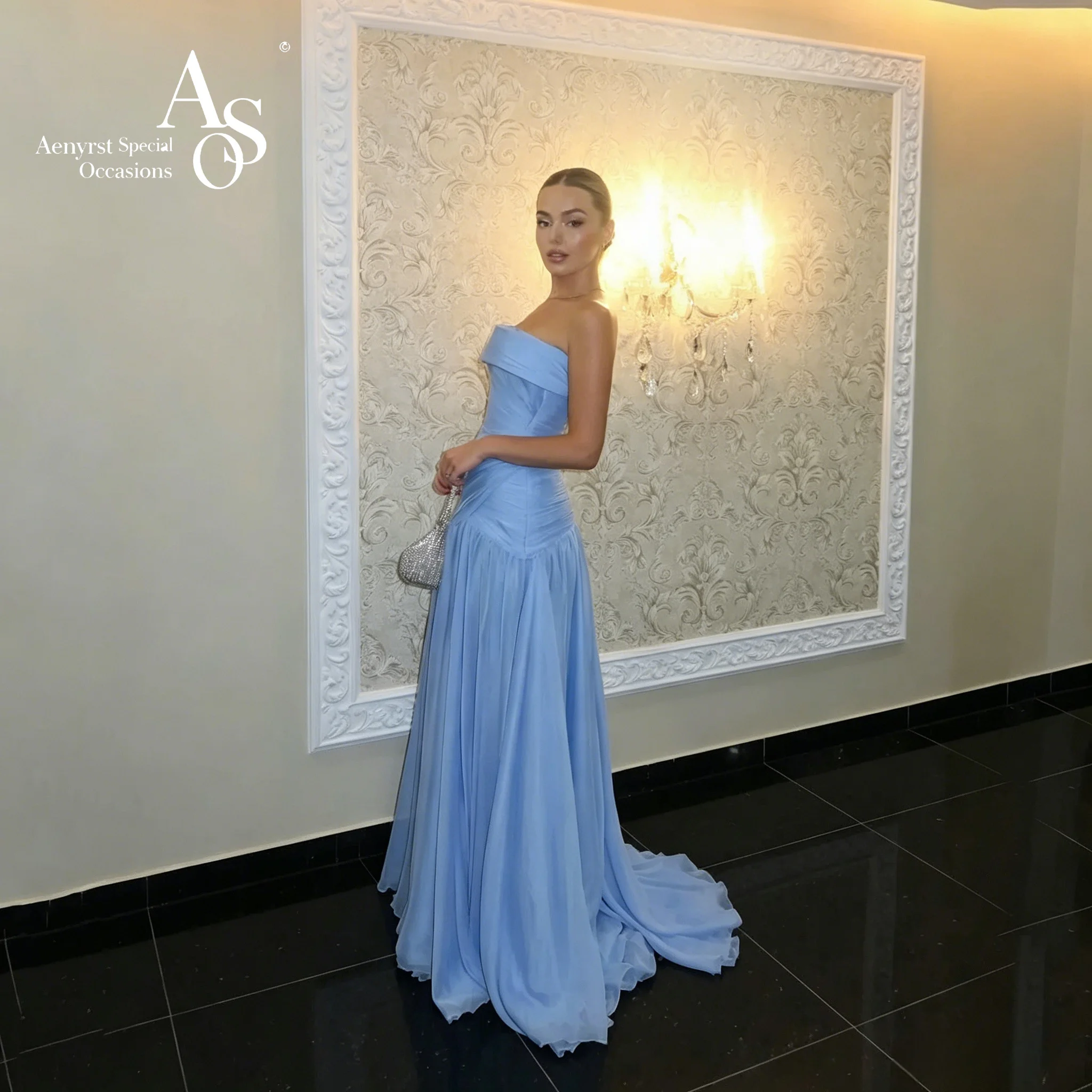 A delicate blue chiffon strapless dress with a fluffy skirt, featuring a flowing waistline design to enhance the figure.