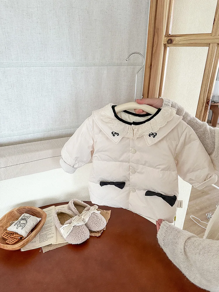 الفتيات الأبيض بطة أسفل معطف الدانتيل جولة الرقبة القوس السترات الدافئة الكورية أزياء الأطفال خفيفة الوزن أسفل سترة 0-4 سنة