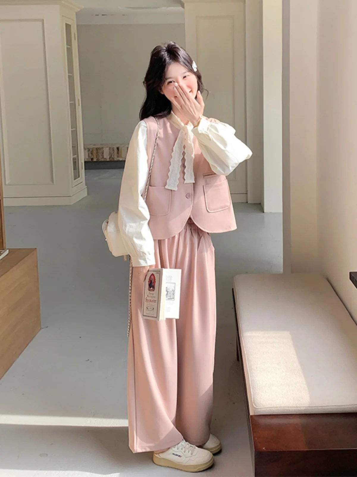 

Розовый комплект: жилет, брюки-палаццо и футболка. Повседневный стиль, весна-осень, женская одежда, маленький размер, омолаживающий, трендовый.