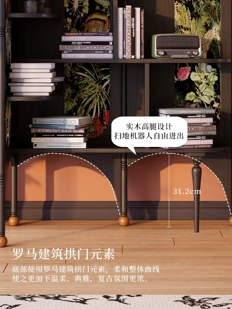 رف تخزين مثلثي لغرفة المعيشة في شقة صغيرة على الطراز الفرنسي القديم