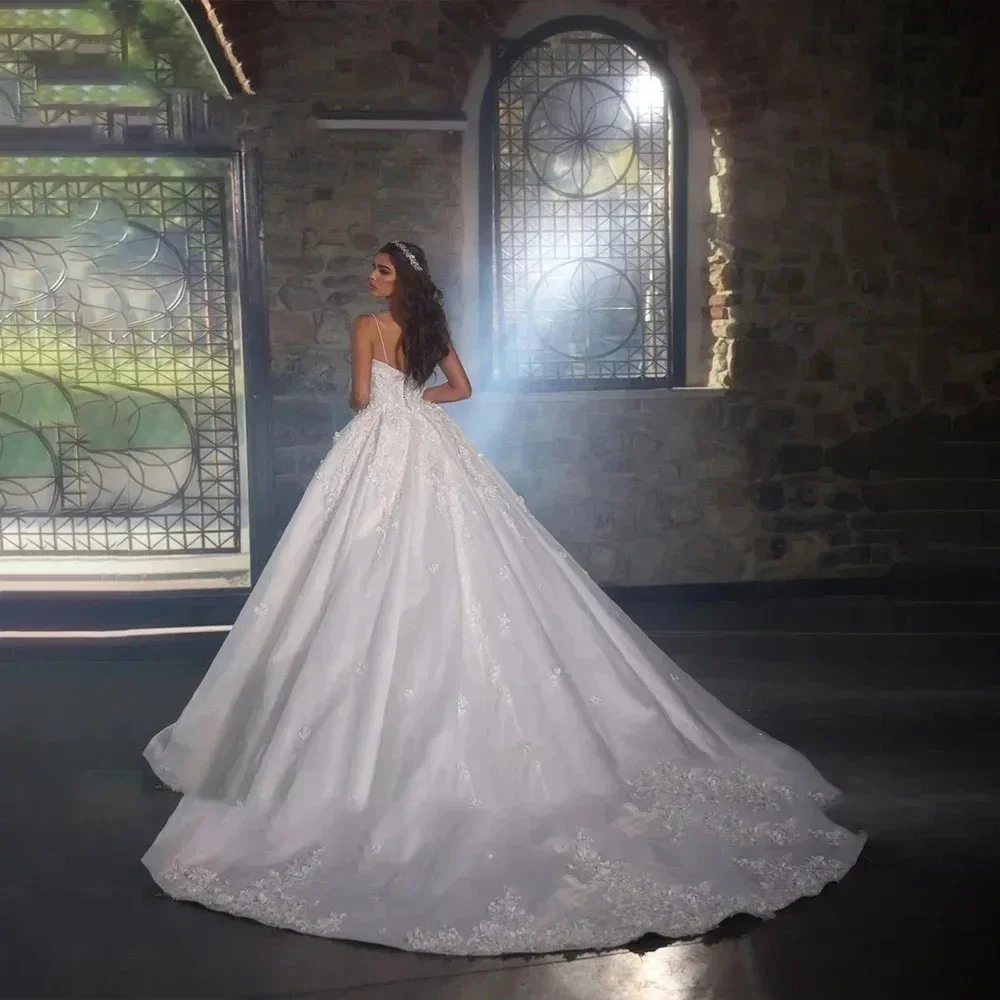 فساتين زفاف فاخرة مخصصة من Flavinke 2025 أشرطة كتف بدون أكمام مزينة بالدانتيل فساتين زواج بطول الأرض