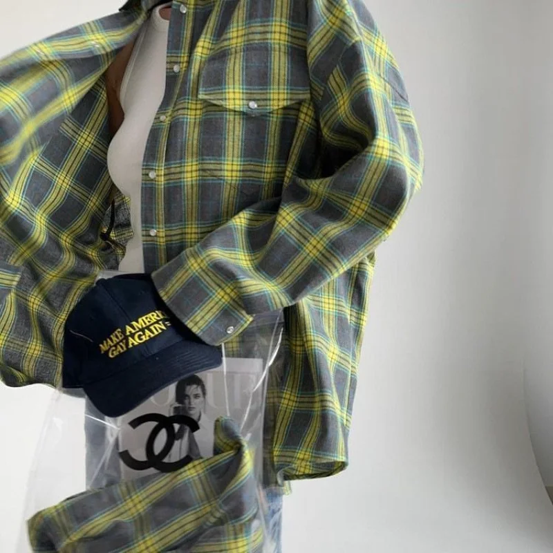 Koszula damska w stylu retro z luźnym kołnierzem, w kratę, z długim rękawem i kieszeniami.