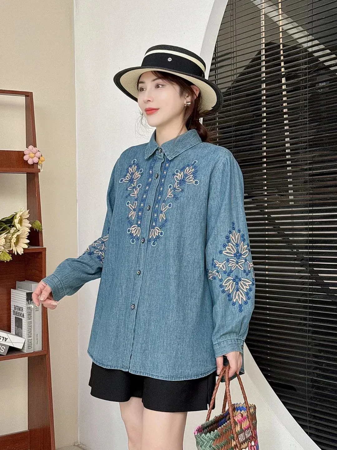 Nueva camisa vaquera de manga larga de otoño 2025, bordado con cuello vuelto para mujer, blusa holgada versátil Retro OL para chica Mori T58827CC