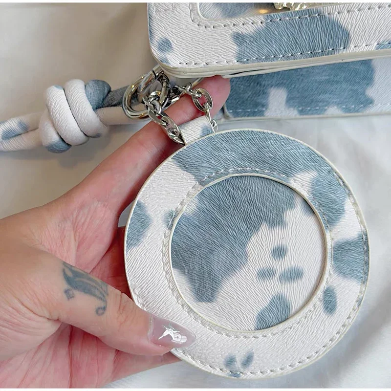 Ita-Tasche mit Kuhmuster und transparentem Sichtfenster, Damen-Umhängetasche, quadratische Handtasche mit gewelltem Rand und Anime-Knotenriemen – Detail 2