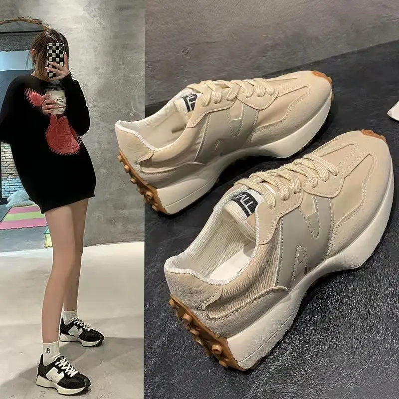 Scarpe da papà donna 2024 primavera e autunno nuovi piedi appariscenti piccole scarpe sportive per il turismo e il tempo libero retrò