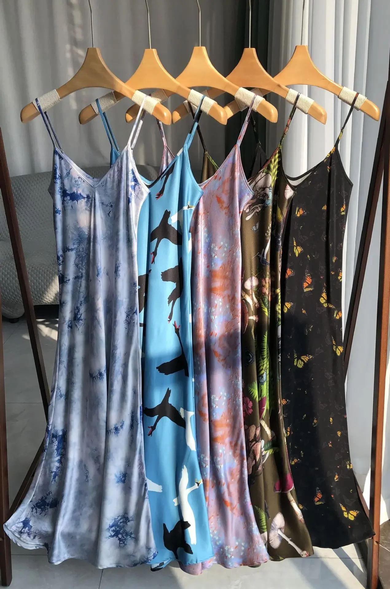 Ciężkie 20mm sukienki z jedwabiu morwowego Niebieski łabędź z nadrukiem Jedwabista sukienka na ramiączkach Czarny motyl Vestido Długa sukienka z jedwabnej satyny z piaskiem