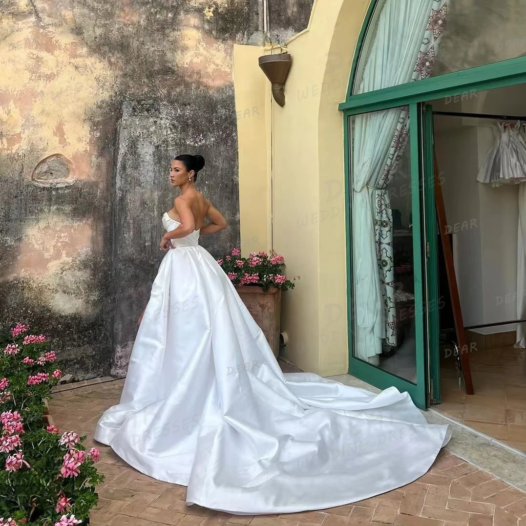 Abiti da sposa in raso A pieghe semplici una linea abiti da sposa Sexy con scollo A barchetta da donna senza maniche Split Fluffy Elegant Robe De Mariée