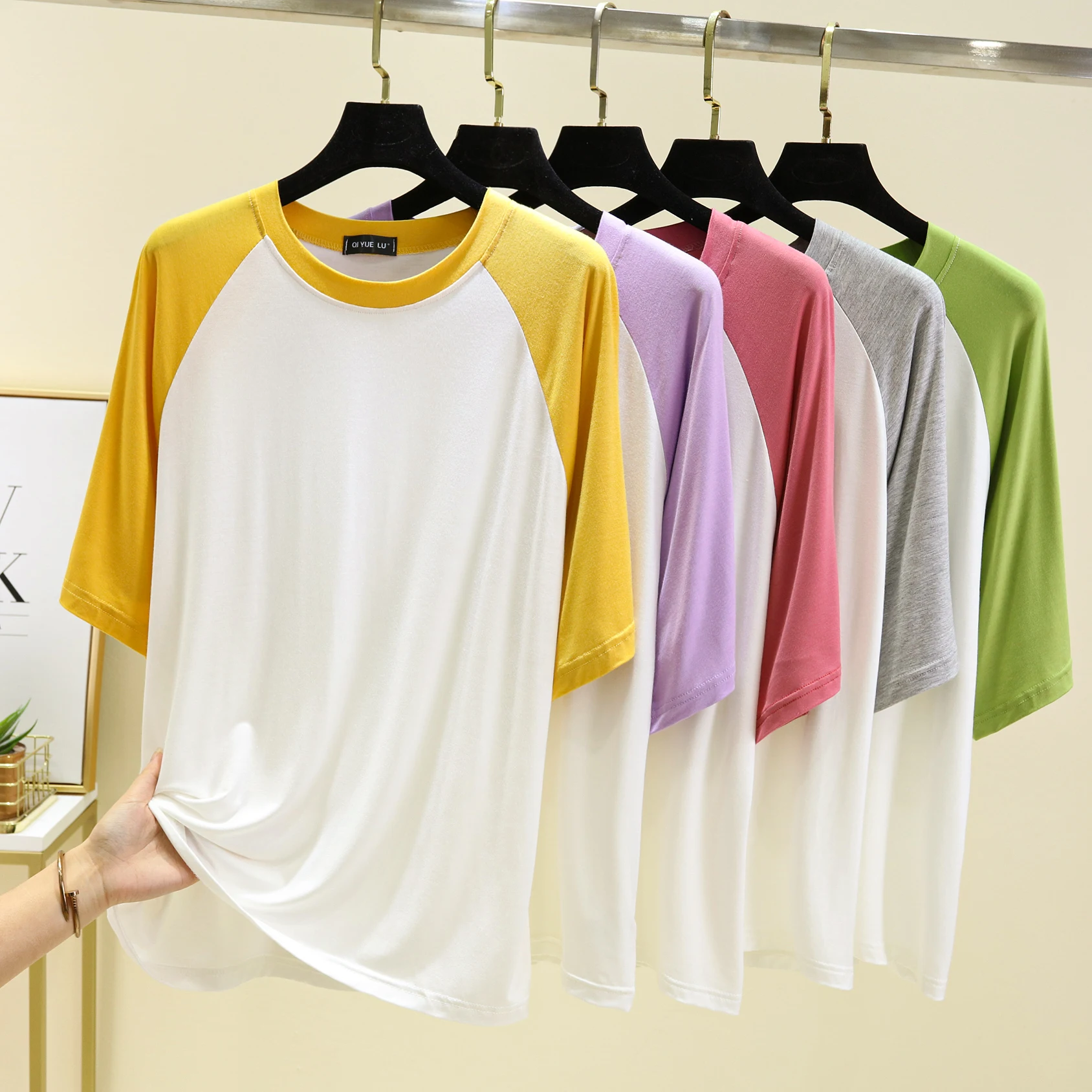 เสื้อยืดผู้หญิงทรงหลวม ผ้าบาง ใส่สบาย เหมาะกับฤดูร้อน ดีไซน์เปิดไหล่ แต่งผ้าต่อกัน ทรงหลวม ใส่เป็นเสื้อตัวในได้