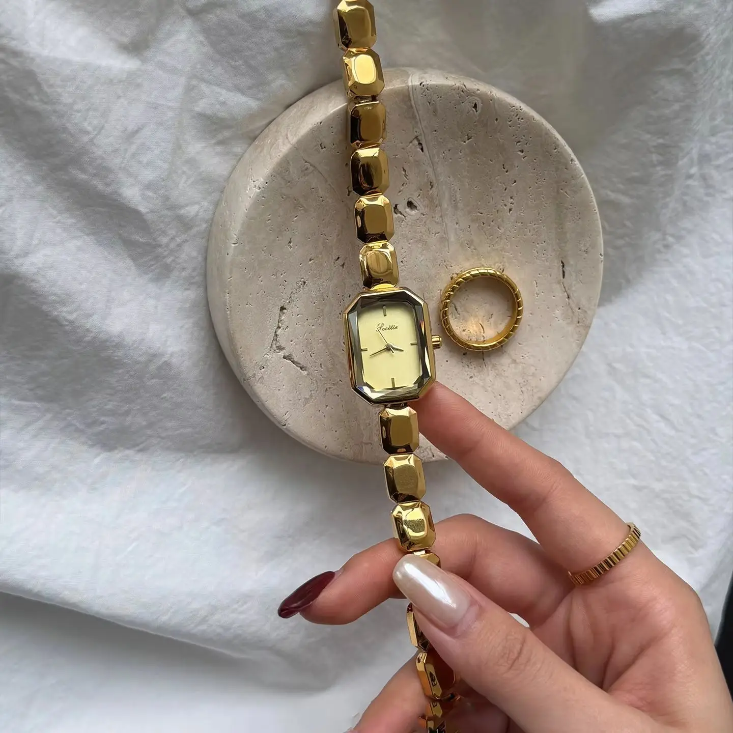 vintage-light-luxury-brands-women's-watch-square-dial-high-quality-temperament-personalized-quartz-women's-watch-gift-clock