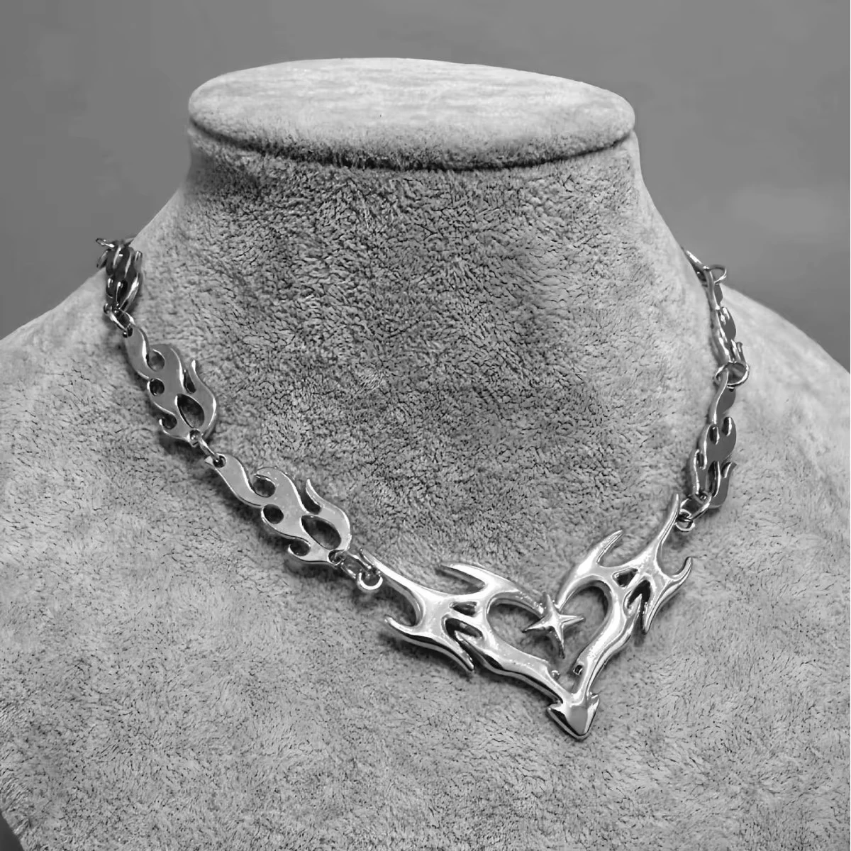 Kreuzflammen-Herz-Choker Punk-Schmuck Gothic-Accessoires Y2K Dornen-Stacheldraht Hippie Flammen-Herz-Anhänger für Damen und Herren