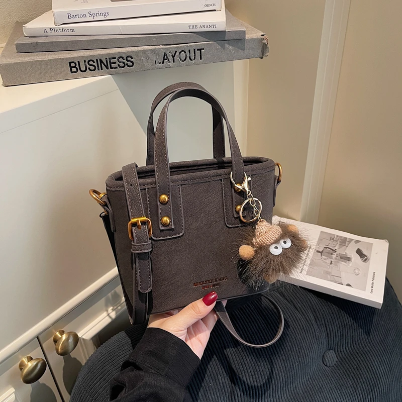 حقيبة ساعي فاخرة وبسيطة للنساء مع شعار حروف عصرية ونمط عتيق بلون سادة #3