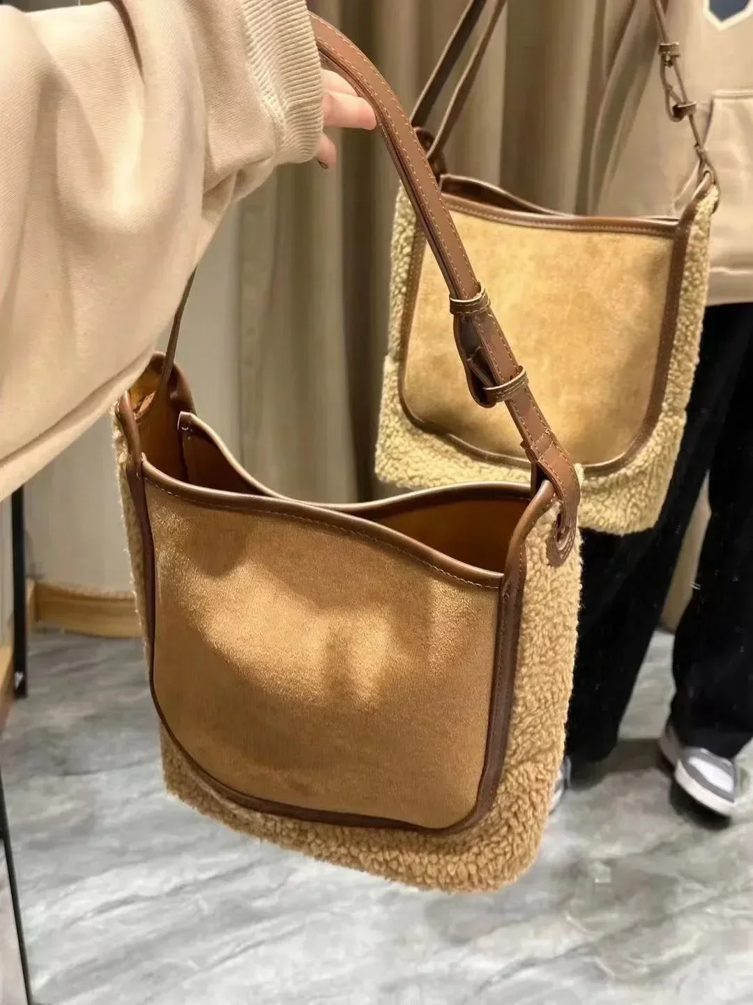 Bolso de gran capacidad empalmado de lana de cordero para mujer, bolso de felpa versátil, de un hombro bolso cruzado, moda de otoño e invierno, nuevo