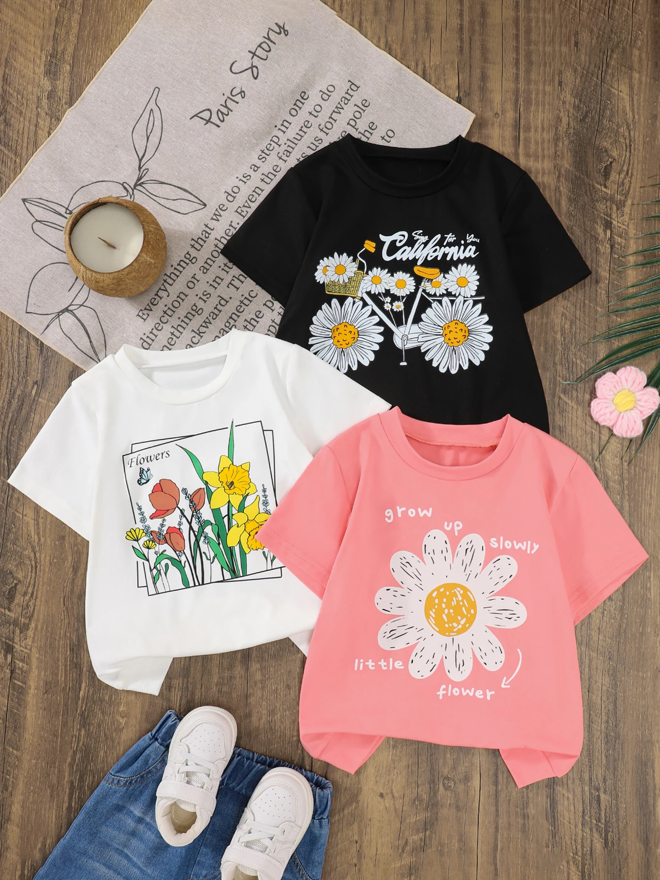 3-teiliges kurzärmliges Mädchen-T-Shirt mit Rundhalsausschnitt und Blumenmuster. Ein neues, mehrfarbiges und vielseitiges Sommeroberteil für Mädchen