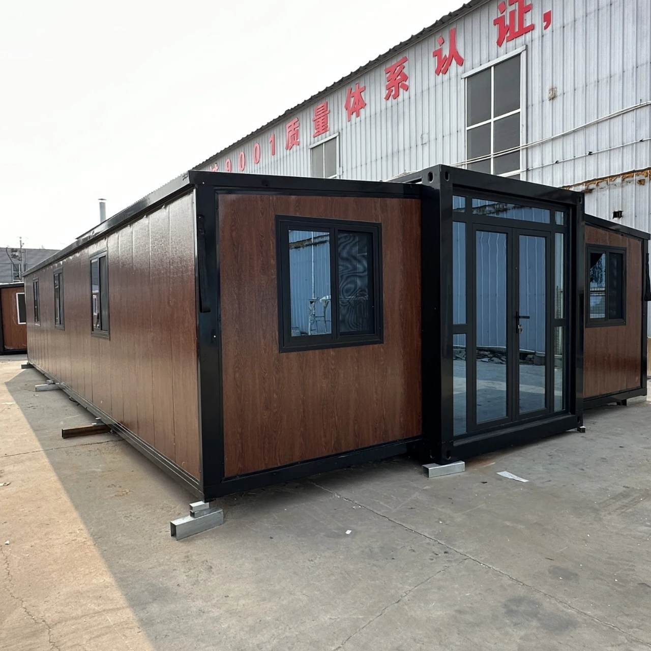 20ft Luxury Container House Detachable Living Cabin Sandwich Panel Steel Container House 40ft Foldable Extendable Tiny Home