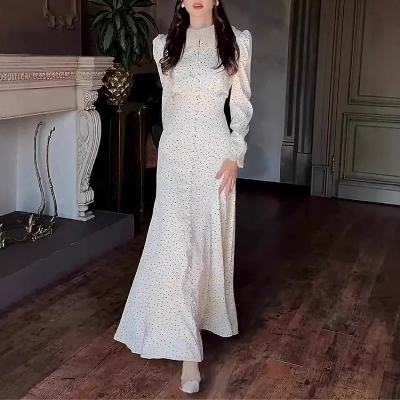 Sukienka o dopasowanym kroju z koronkowymi guzikami, kołnierzykiem typu doll collar, nadrukiem, długimi rękawami, damska, z podkreśloną talią i długą spódnicą.