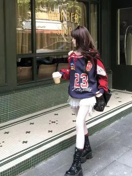 Amerykańska luźna bluza damska z kokardą na ramieniu, nowa kolekcja wiosna-jesień, nadruk z literami, styl streetwear, długi rękaw, okrągły dekolt.